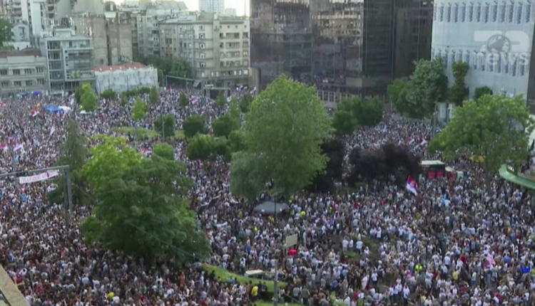 Kosova në qendër të protestës antiqeveritare në Kralevë të Serbisë