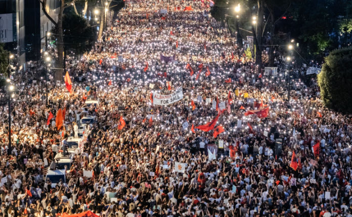 Protesta e 11-të masive në Tiranë rrëmben vëmendjen ndërkombëtare! ‘The Guardian’ e përzgjedh ‘Foto e Ditës’