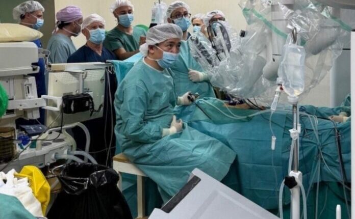 ​Sukses historik në shëndetësinë në Maqedoninë e Veriut, roboti operon pacientin me kancer në prostatë