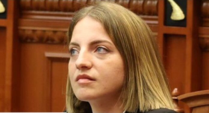 E papritur  Protestat  Marjana Koçeku largohet nga Partia Socialiste  shpall veten deputete të pavarur