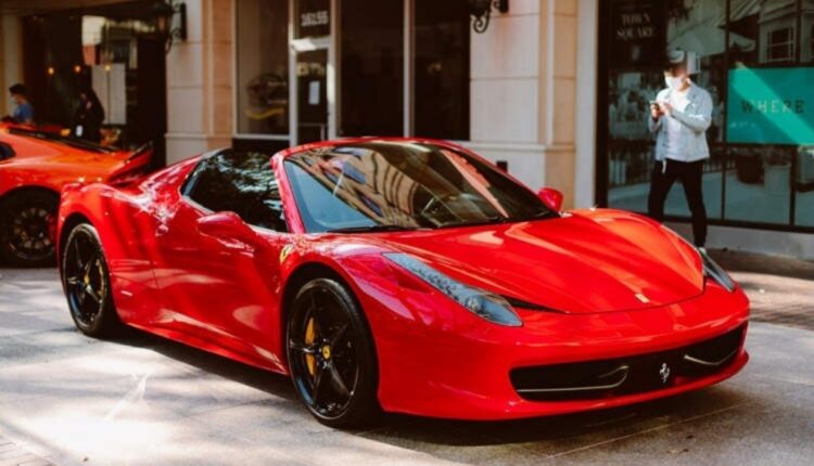 I pastrehu që merrte ndihmë sociale kapet duke vozitur Ferrari prej 200 mijë euro me shpejtësi 250