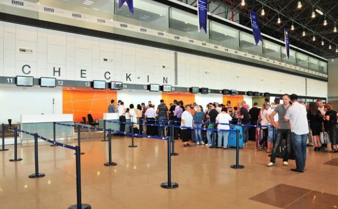 Kapet në Aeroportin e Shkupit grabitësi i dyshuar i bastores në Tetovë – tentoi të largohej nga vendi pas grabitjes me thikë
