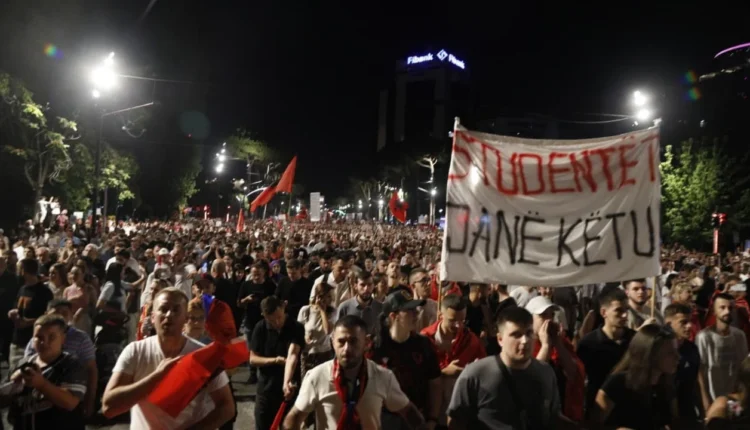 Në ditën e 21-të të protestës në Tiranë, protestuesit janë mbledhur para Kryeministrisë