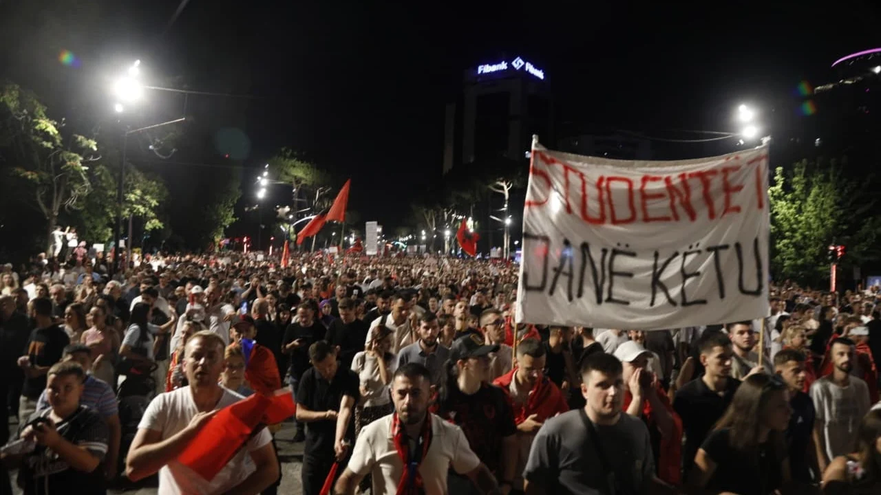 Në ditën e 21 të të protestës në Tiranë  protestuesit janë mbledhur para Kryeministrisë