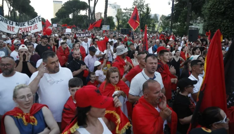 Sot dita e 30-të e protestës në Tiranë, policia procedon penalisht 31 protestues