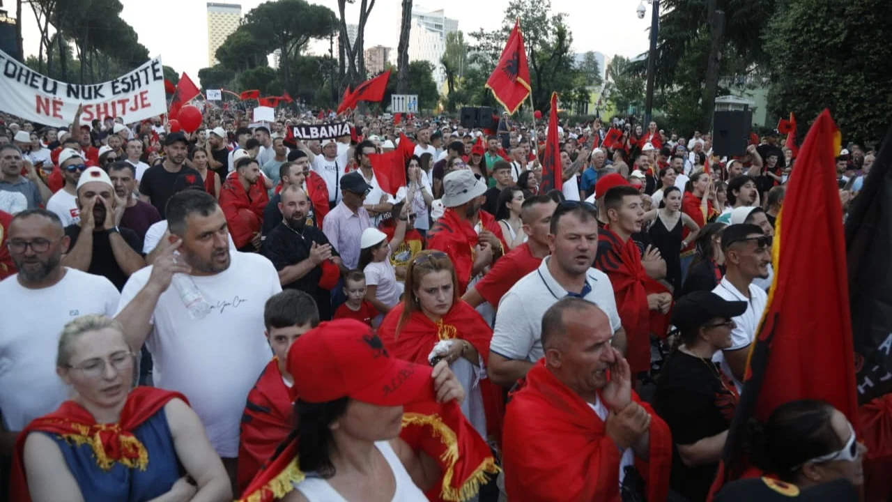  Simbolet e UÇK nuk e kanë vendin në protestë   Gucati  Nuk dihet kauza apo organizatorët e protestës