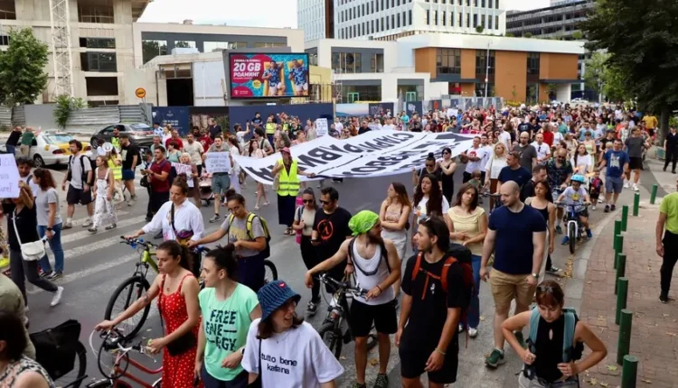 Aktivistët ekologjikë marsh protestues në Shkup kundër lejes së fabrikës së çimentos