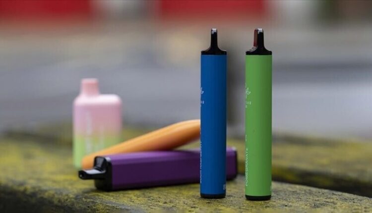 Britani, bie ndjeshëm përdorimi i cigareve elektronike njëpërdorimshe një vit pas ndalimit