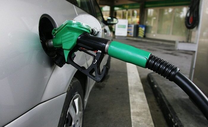 Nga mesnata ndryshojnë çmimet e derivateve në Maqedoni: Nafta më lirë, benzina më shtrenjtë