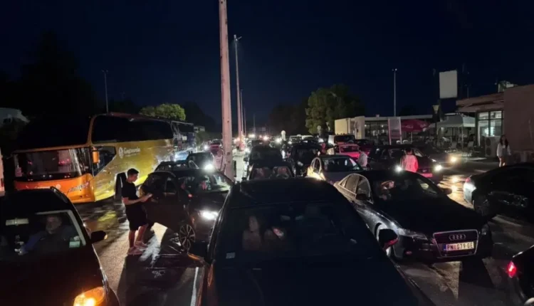 Rrufeja goditi pikën kufitare “Evzoni”, turistët mbetën të bllokuar