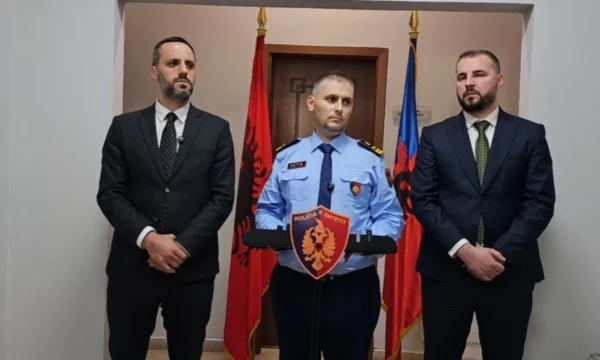Vrasja e policit në Shqipëri  del në konferenë drejtori i policisë  Ishin 40 forca në vendngjarje  kam urdhëruar hetime për operacionin