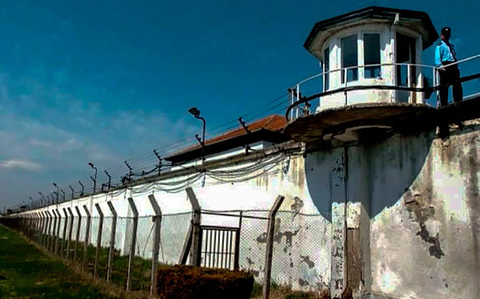 Përleshje në Burgun e Idrizovës, një i burgosur përfundon në spital me lëndime të rënda