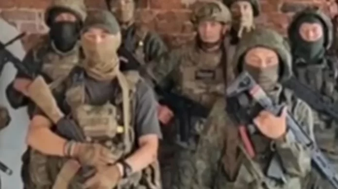 Ushtarët rus kërcënojnë me kryengritje  Do t i kthejë armët kundër Kremlinit nëse vazhdoni me tortura  VIDEO 