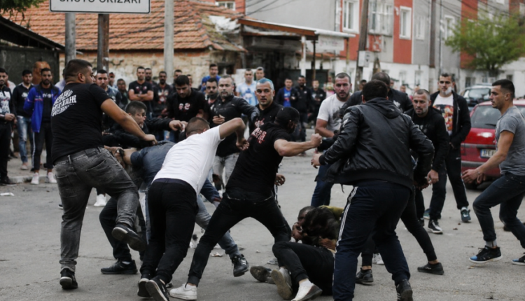 Përleshje masive në Shuto Orizare: Dy të lënduar rëndë, 11 të arrestuar
