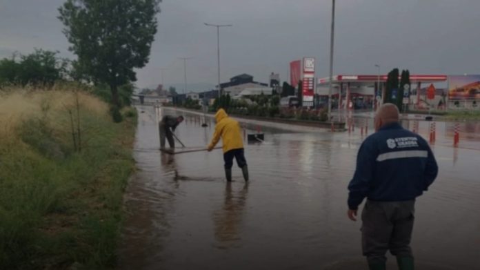 Rënie shiu në Manastir  vërshohen disa rrugë