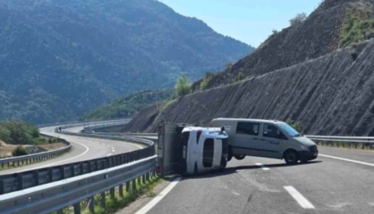 Përmbyset një kamion me rimorkio në autostradën drejt Gjevgjelisë