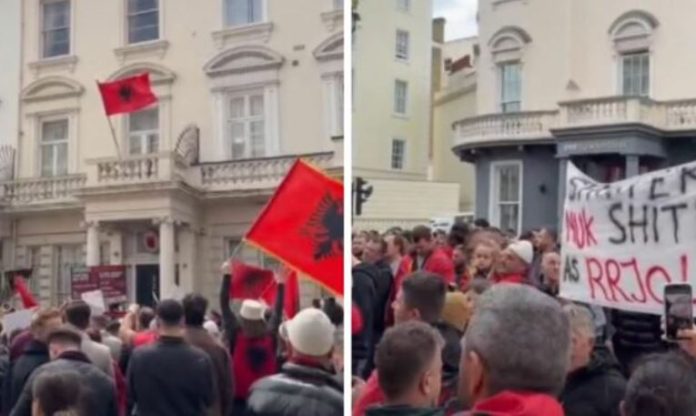 Protestë e fuqishme në Londër: “Shqipëria nuk shitet!” Protestë e fuqishme në Londër: “Shqipëria nuk shitet!”