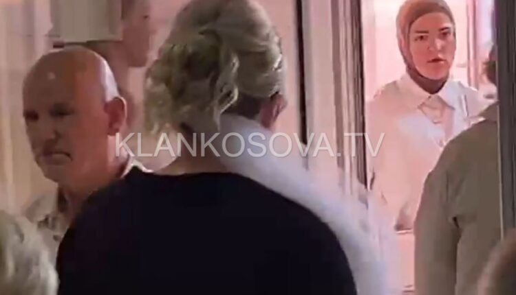 Nusja shkon me “duvak” për të votuar në Mitrovicë të Veriut (VIDEO)
