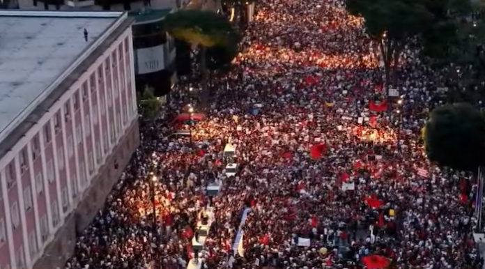  Rama në burg  Berisha në burg    Dita e 9 të e protestës  mijëra qytetarë mblidhen në Tiranë  Revolucion dhe dorëheqje  ju erdhi fundi 