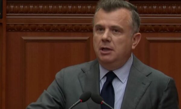 Taulant Balla   Sali Berishës  Tentove lojë politike me Heroin e Kombit  Tahir Sinani