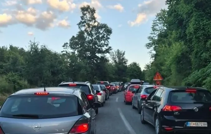 Kolona kilometrike drejt Strazhës, qytetarët kërkojnë ndërhyrje të policisë