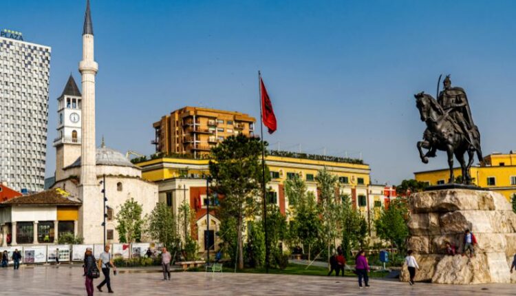 Një në tre shqiptarë nuk mund të paguajë qiranë, faturat apo pushimet