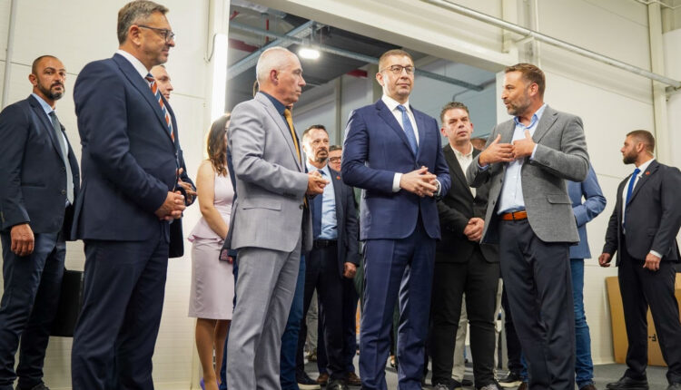 Mickoski: Filloi me punë fabrika për prodhimin e pajisjeve për sportet e ujit dhe të erës, „Brainchild“, në Manastir