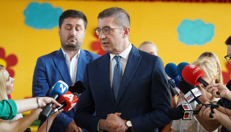 Mickoski: Problemi nga e kaluara po zgjidhet, tekstet shkollore po shpërndahen me kohë për vitin e ri shkollor