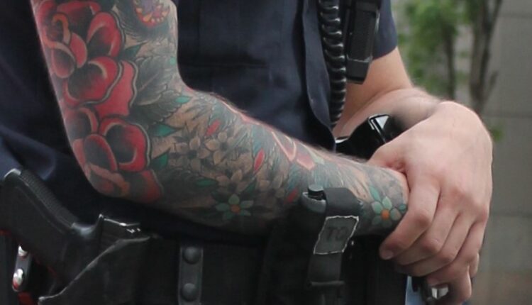 Policët me mjekër dhe tatuazhe? Qytetarët të ndarë për rregulloren e re të MPB-së