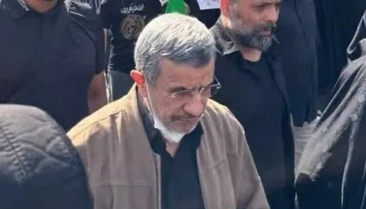 Nga “i vdekur” në mes të turmës, Ahmadinexhad shfaqet papritur në funeralin e Khameneit
