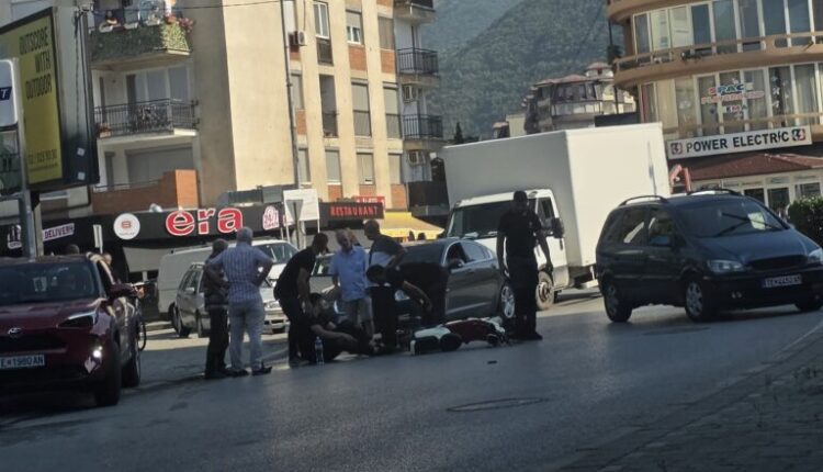 I mituri me motor elektrik goditet nga një veturë në Tetovë