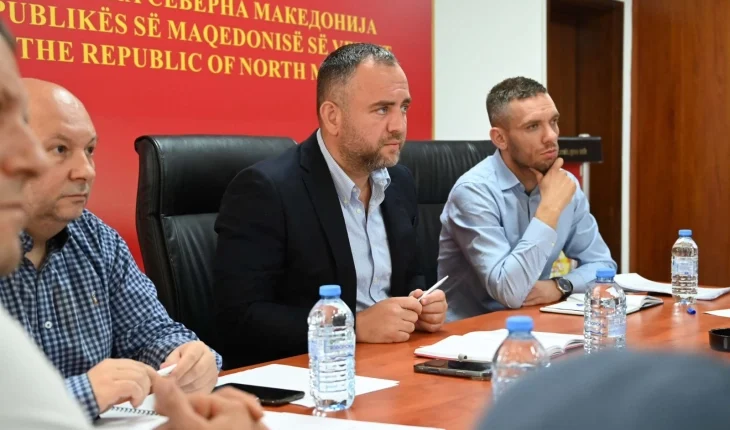 Konform rezultateve nga analizat e mostrave të kryera nga Instituti i Shëndetit Publik, uji në Gostivar aktualisht është i papërshtatshëm për pije dhe për përdorim teknik. Qytetarëve u bëhet thirrje që të ndjekin në mënyrë strikte rekomandimet e institucioneve kompetente dhe të mos përdorin ujë nga rrjeti i ujësjellësit deri në njoftim të mëtejshëm.  Ky është informacion që u diskutua, ndër të tjera, në seancën e sotme të mbajtur në Qendrën për Menaxhim me Kriza, në të cilën u mbajt një seancë e Shtabit të Përgjithshëm, e kryesuar nga ministri i Punëve të Brendshme, Pançe Toshkovski.  Në seancë u shqyrtuan edhe informacione të tjera që lidhen me situatën e furnizimit me ujë në Komunën e Gostivarit, gjatë së cilës u miratuan disa përfundime dhe masa për të mbrojtur shëndetin e qytetarëve.  Shtabi i përgjithshëm i ngarkoi Komunës së Gostivarit që urgjentisht të propozojë vende dhe persona kontakti për vendosjen e pikave për furnizimin me ujë teknik të objekteve jetësore.  Njëkohësisht, u theksua se Instituti i Shëndetit Publik, NP “Ujësjellës” – Shkup dhe Agjencia e Ushqimit dhe Veterinarisë do të vazhdojnë me teste të intensifikuara në terren të cilësisë së ujit, dhe rezultatet do t’i dorëzohen rregullisht Shtabit të Përgjithshëm në Qendrën për Menaxhim me Kriza.