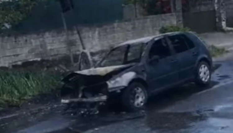 Përfshihet nga flakët një automjet në lëvizje në Cërrik, shkrumbohet i gjithi, shpëton drejtuesja