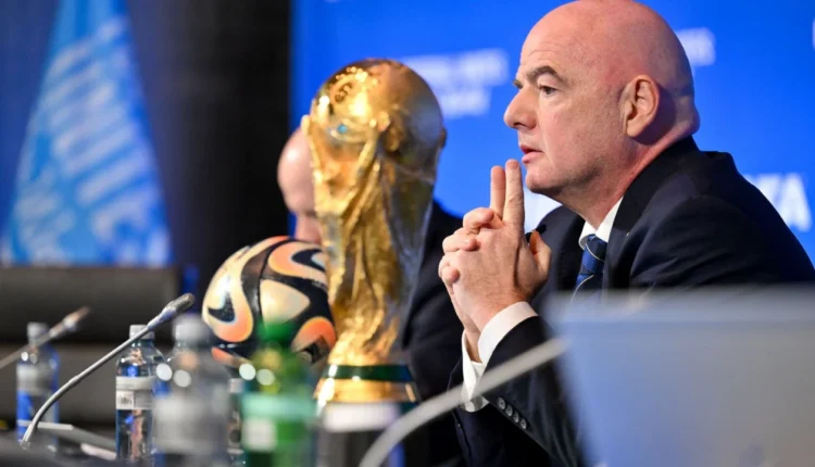 “Infantino të largohet sot”, shpërthen revolta pas faljes së Balogun, UEFA sulmon FIFA-n