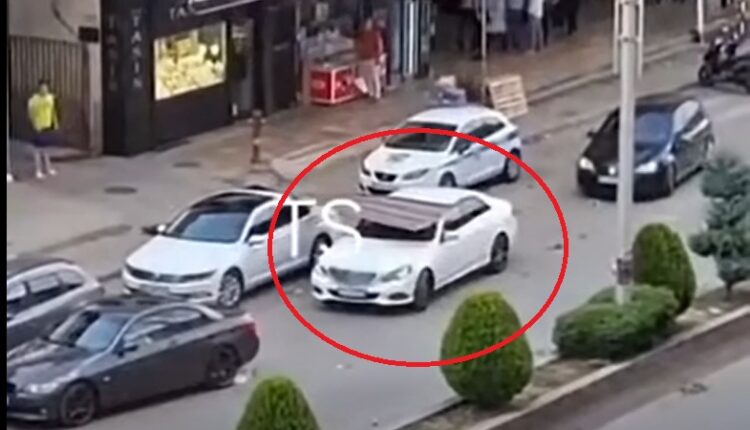 Bie çatia e kompleksit të ri në Tetovë, dëmton një veturë, shpëton shoferi (VIDEO)