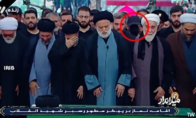 Mister në Teheran! Kush është burri me maskë që tërhoqi vëmendjen në funeralin e Khameneit? Mister në Teheran! Kush është burri me maskë që tërhoqi vëmendjen në funeralin e Khameneit?