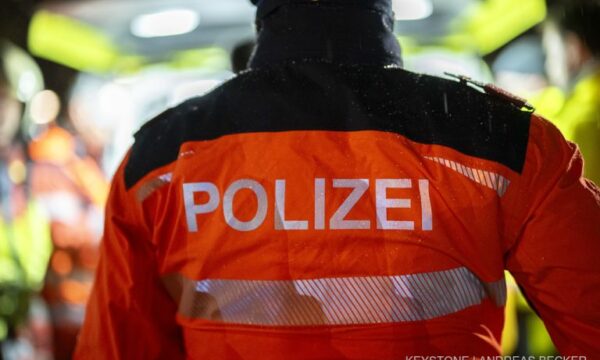 Mashtrimet me policë të rremë në Zvicër  19 vjeçari francez mashtroi viktimat me mijëra franga