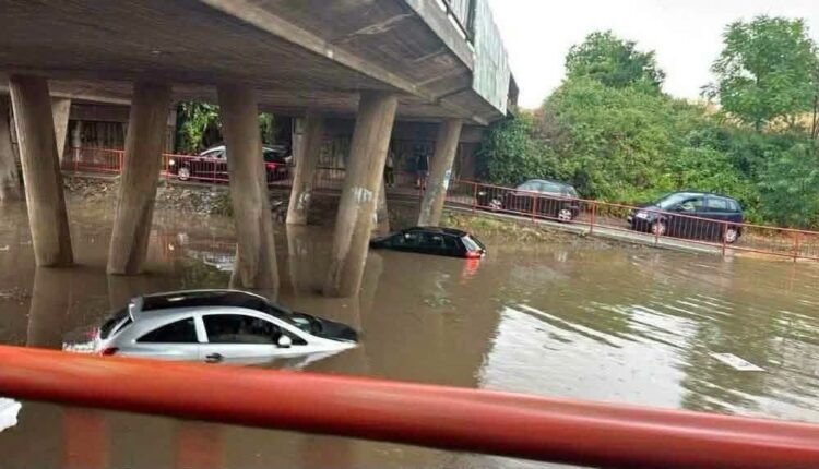 Moti i keq në Shkup, veturat fundosen nën ujë, reshjet e dendura vështirësojnë trafikun