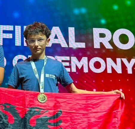 Diamanti i Sllatinës: Jon Abdullahi kurorëzohet me tre medalje në Olimpiadën Botërore të STEM-it