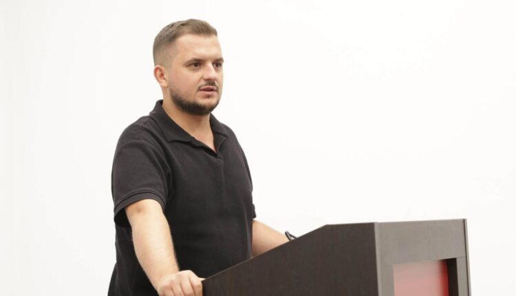 BDI: Skandaloze, personi që shau një vajzë dy vjeçare hap mbrëmjet poetike