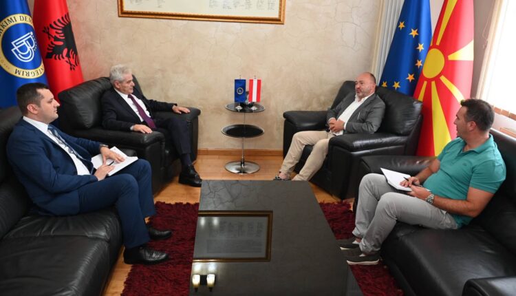 Për herë të parë vendoset flamuri shtetëror në zyrën e Ali Ahmetit: Jam për shtet unitar, ishte edhe sugjerim i ambasadorëve