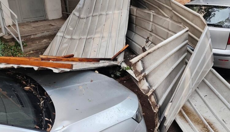 Fotografi nga stuhia në Shkup: Vetura të dëmtuara dhe drunj të shkulur (FOTO)