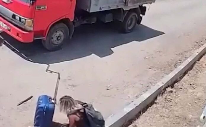 Shoferi i kamionit bëhet hero, ndalon mjetin dhe i shpëton jetën gruas që po mbytej