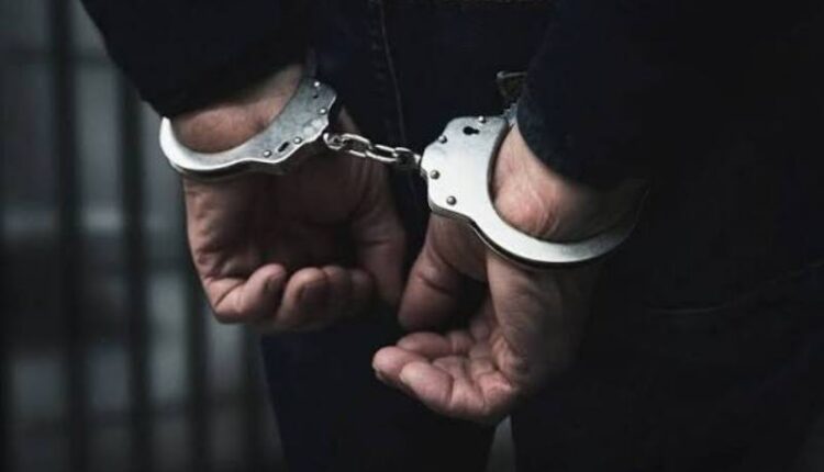E rëndë në Skenderaj: Djali dyshohet se plagosi aksidentalisht babanë, arrestohet
