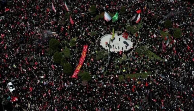 Mijëra njerëz në rrugë para varrimit të Khamenei, kërkojnë hakmarrje ndaj Trumpit