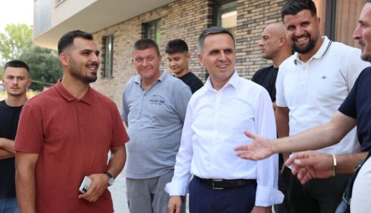 Kasami inspekton fillimin e asfaltimit në lagjen Dardania: Po e transformojmë Tetovën hap pas hapi
