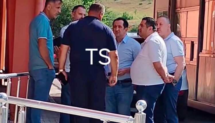 Rami Mislimi publikon   fotografi të reja të Adanan Aziit dhe Bekim Qokut në kufirin e Shqipërisë
