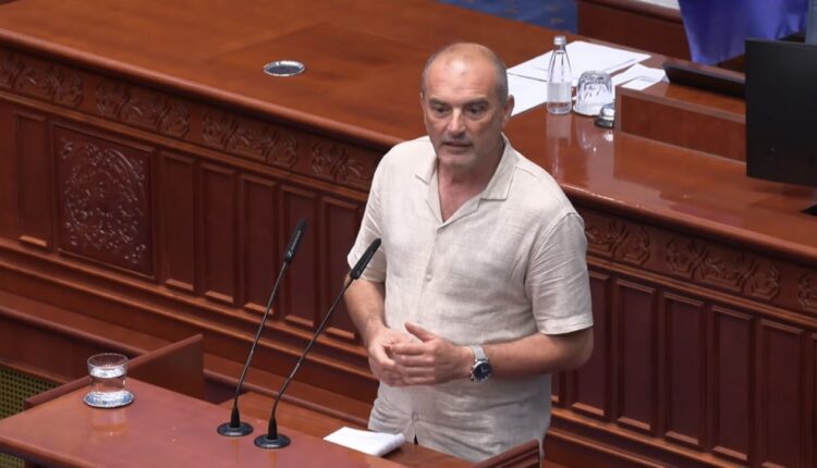 Alo, Afrim Gashi! Alo, VLEN! Kujt po i shërbeni? – Halil Snopçe akuzon se ligjet për universitetet kalojnë me procedurë rrufe, deputetët lihen jashtë!