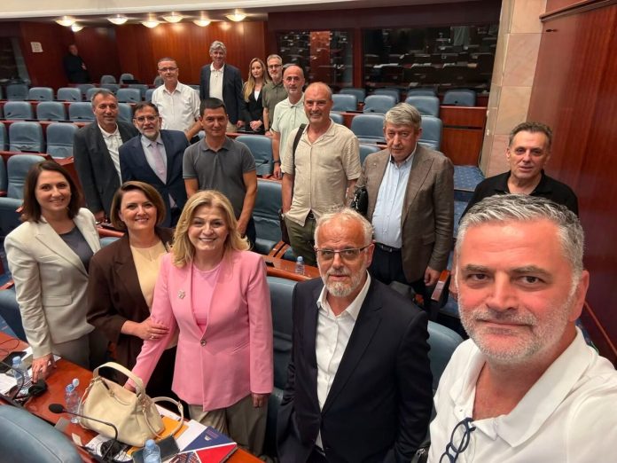 Ilir Hasani  Bllokuam seancën e Kuvendit  nuk lejojmë votim pa u përfshirë ligji për Përfaqësimin e Drejtë