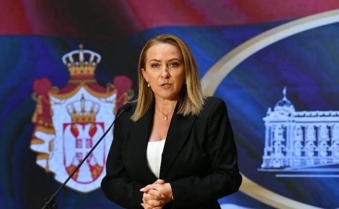 Ministrja serbe refuzon t’u kërkojë falje shqiptarëve: ‘I kërkoj falje vetëm Vuçiqit!’